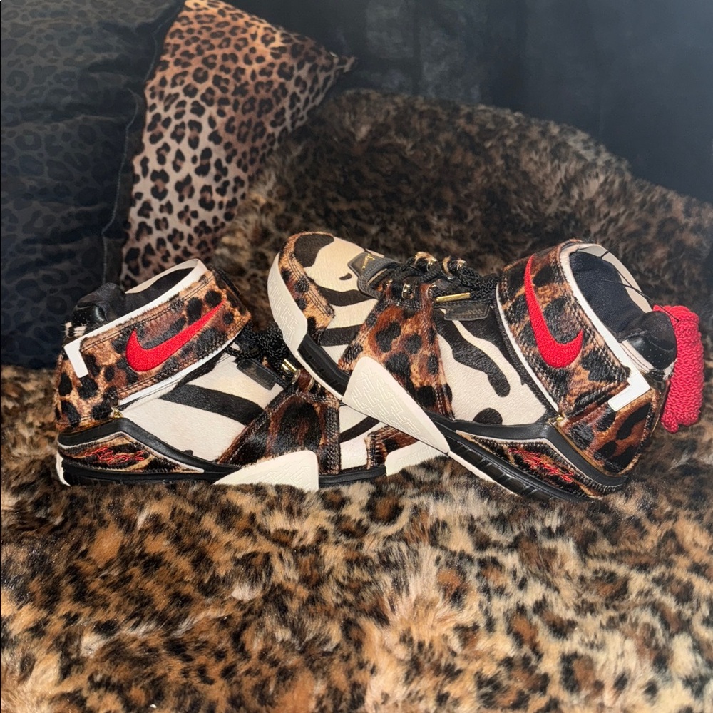 Nike animal  Print High-Top Sneakers with Red Accents LeBron James